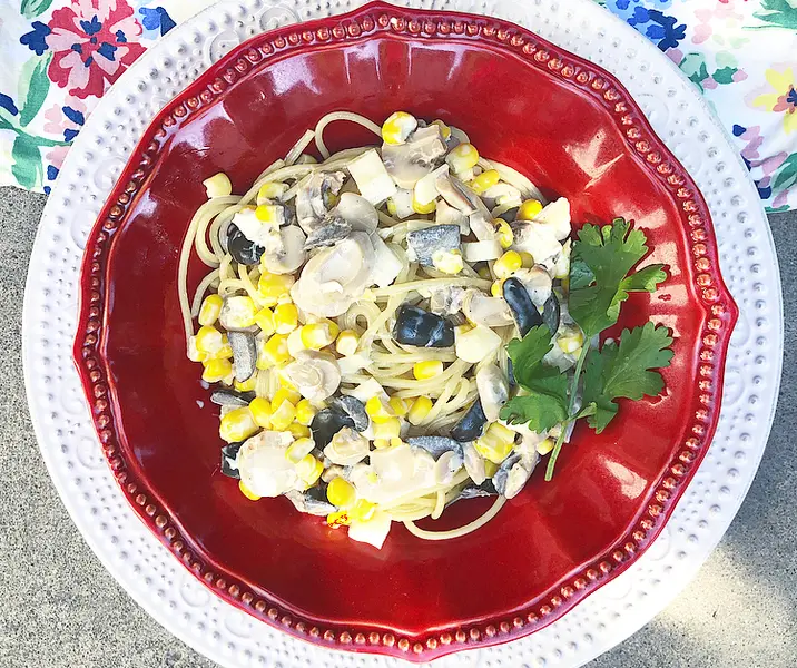 Tallarines con crema, champiñones, palmitos, aceitunas y maíz