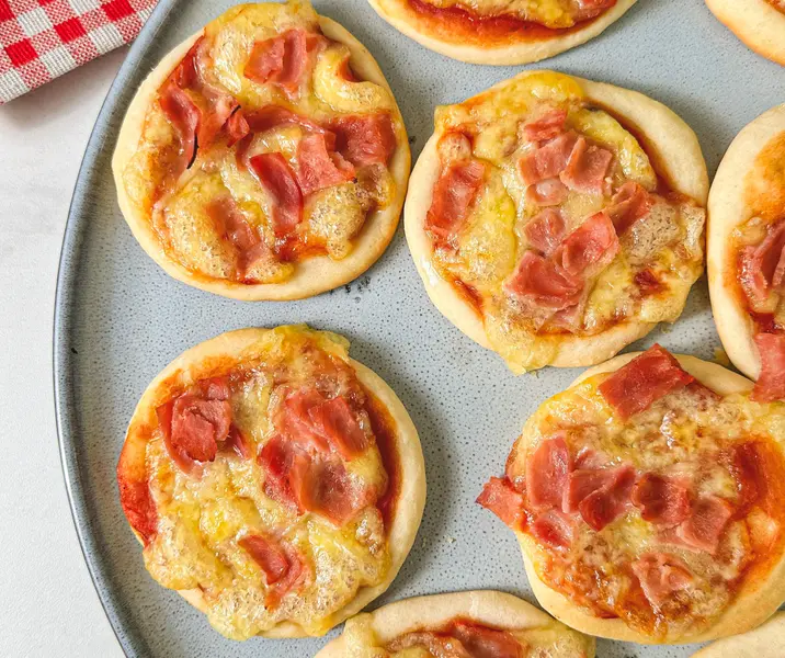 Mini pizza's van ham en kaas