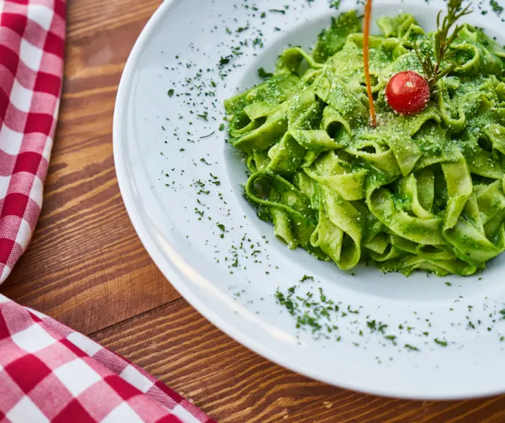 Tallarines con pesto de espárragos vegano