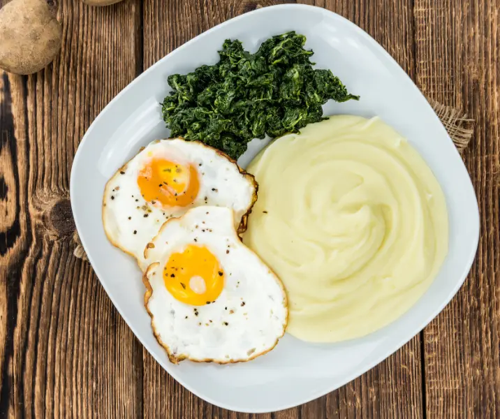 Puré de papas, espinaca y huevo frito sin gluten
