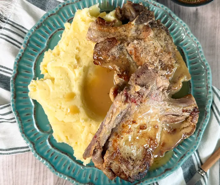 Chuletas de cerdo con puré de papas bbb