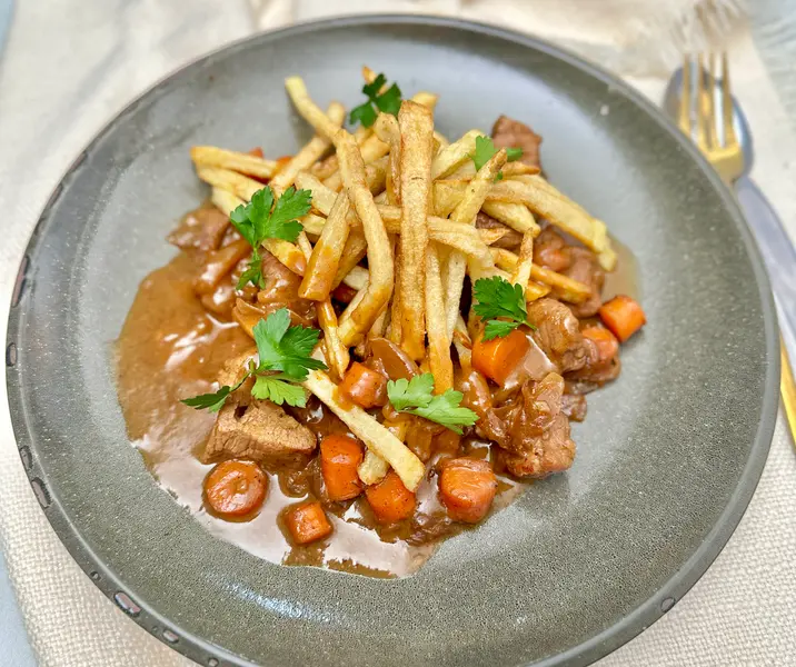 Trutros de pavo a la cacerola con vino blanco y papas fritas