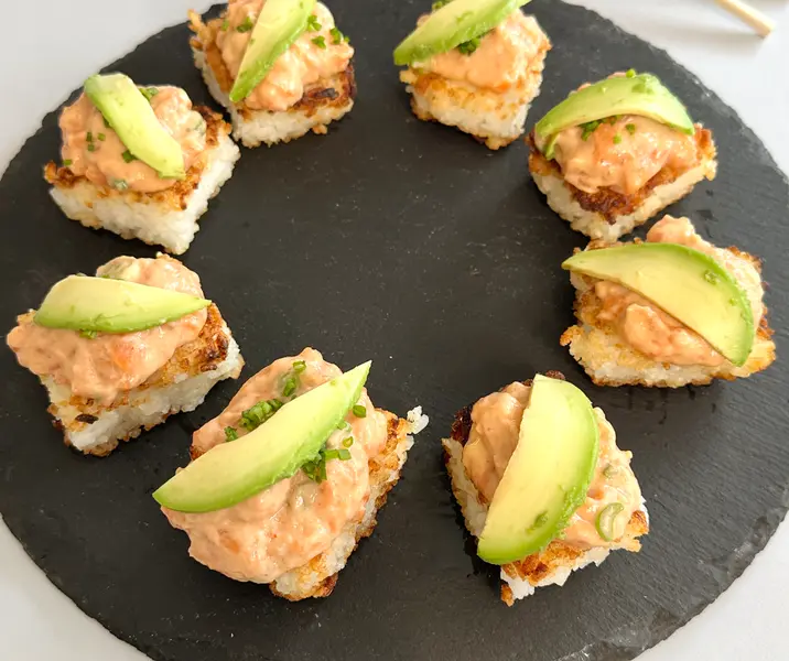 Nigiri frito con tartar de salmón