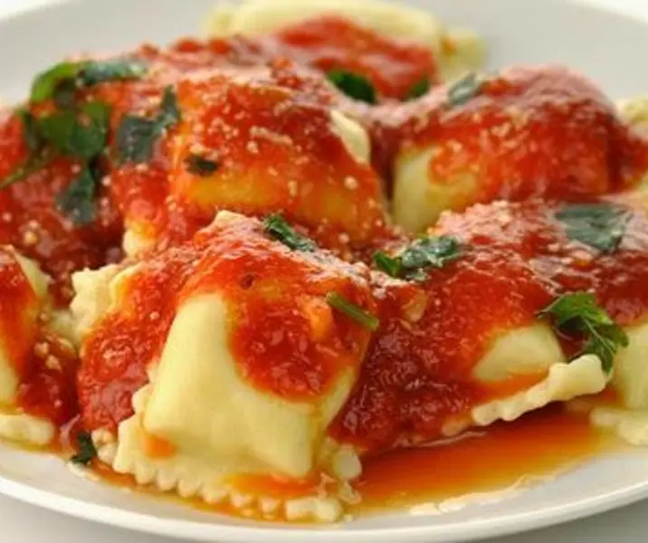 Ravioles de carne con salsa de tomate kids